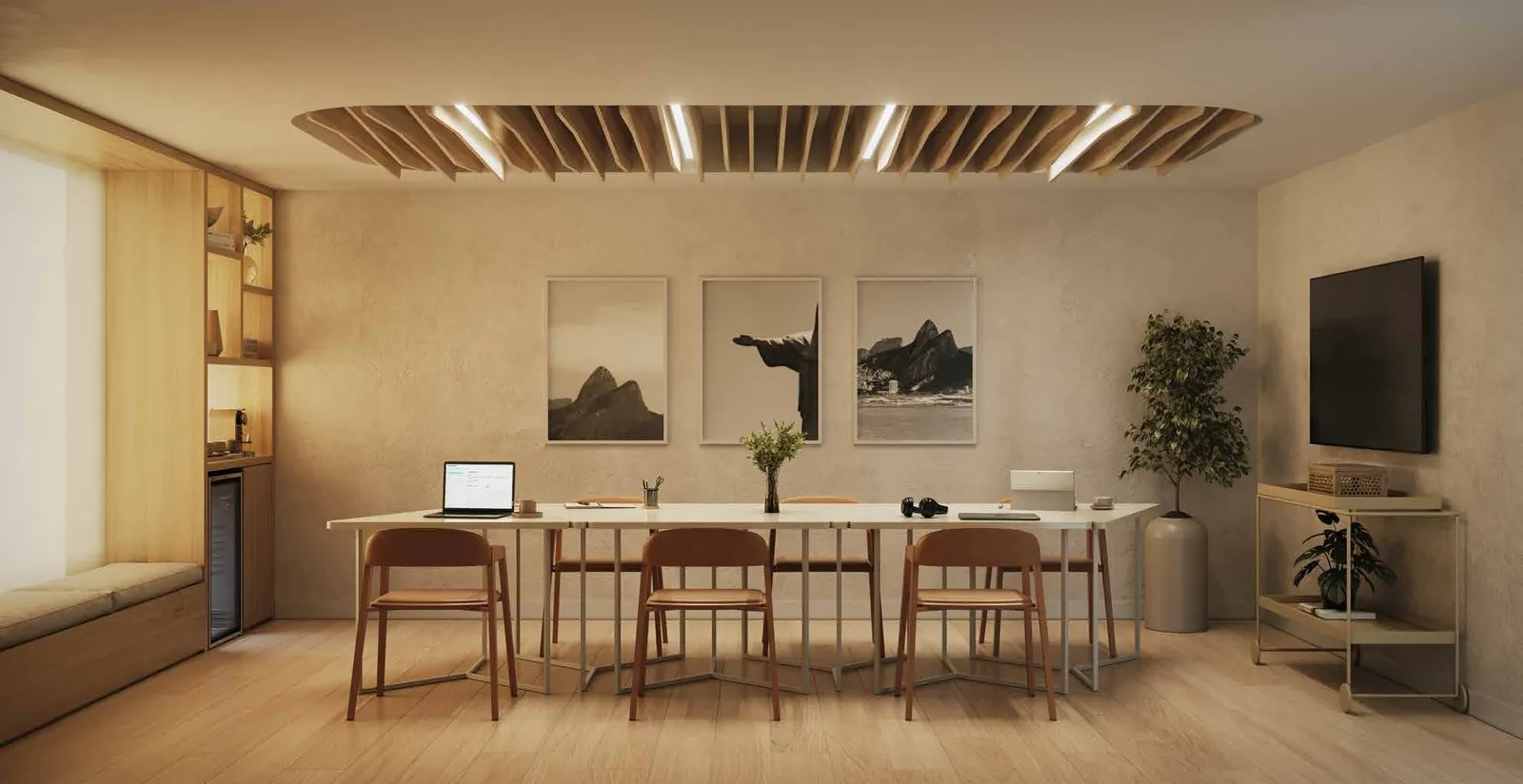 Coworking com mesa comprida e cadeiras de madeira