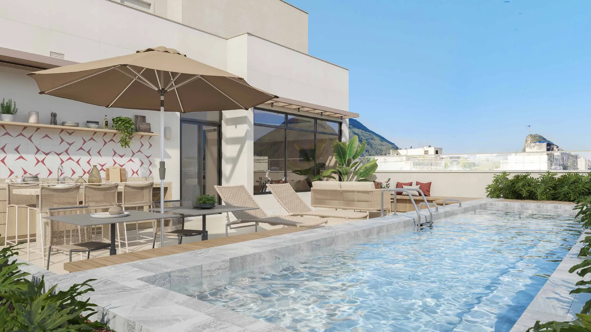 Piscina no rooftop com espreguiçadeiras e guarda-sóis