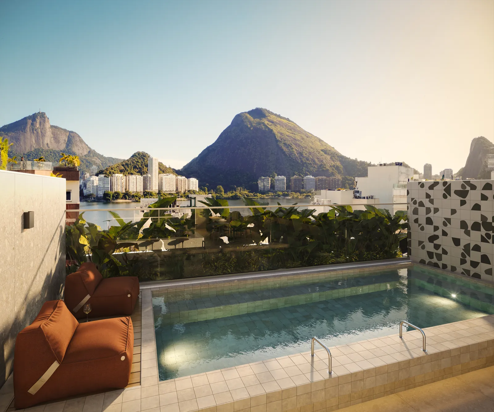 Lounge com mesa, cadeiras e guarda-sol ao lado da piscina