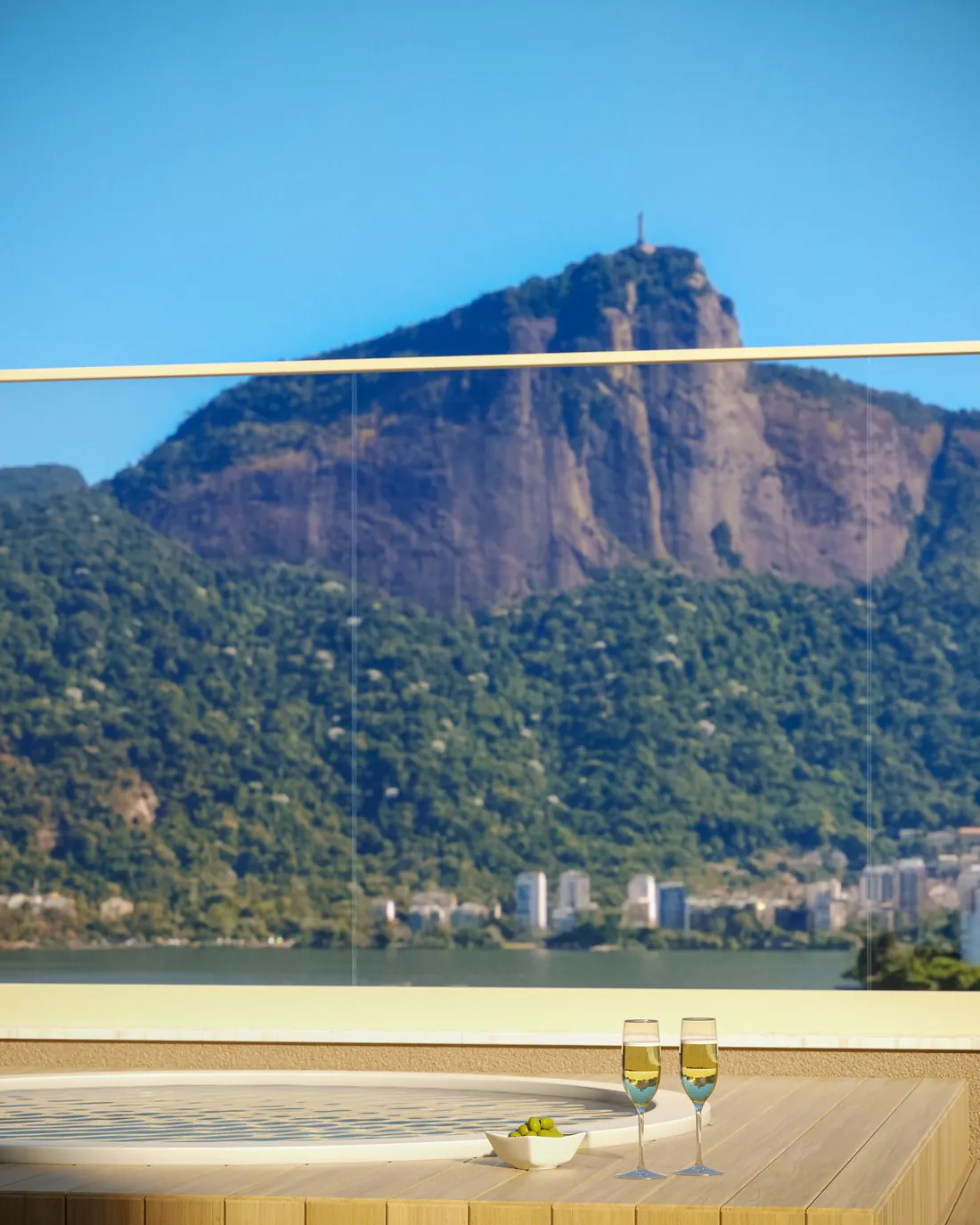 Ofurô no terraço da cobertura com vista para o Cristo Redentor e a Lagoa