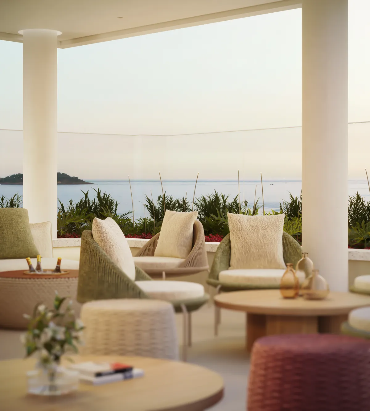 Lounge com poltronas e o mar ao fundo