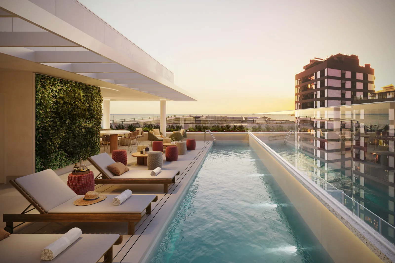 Piscina estreita com espreguiçadeiras ao pôr do sol