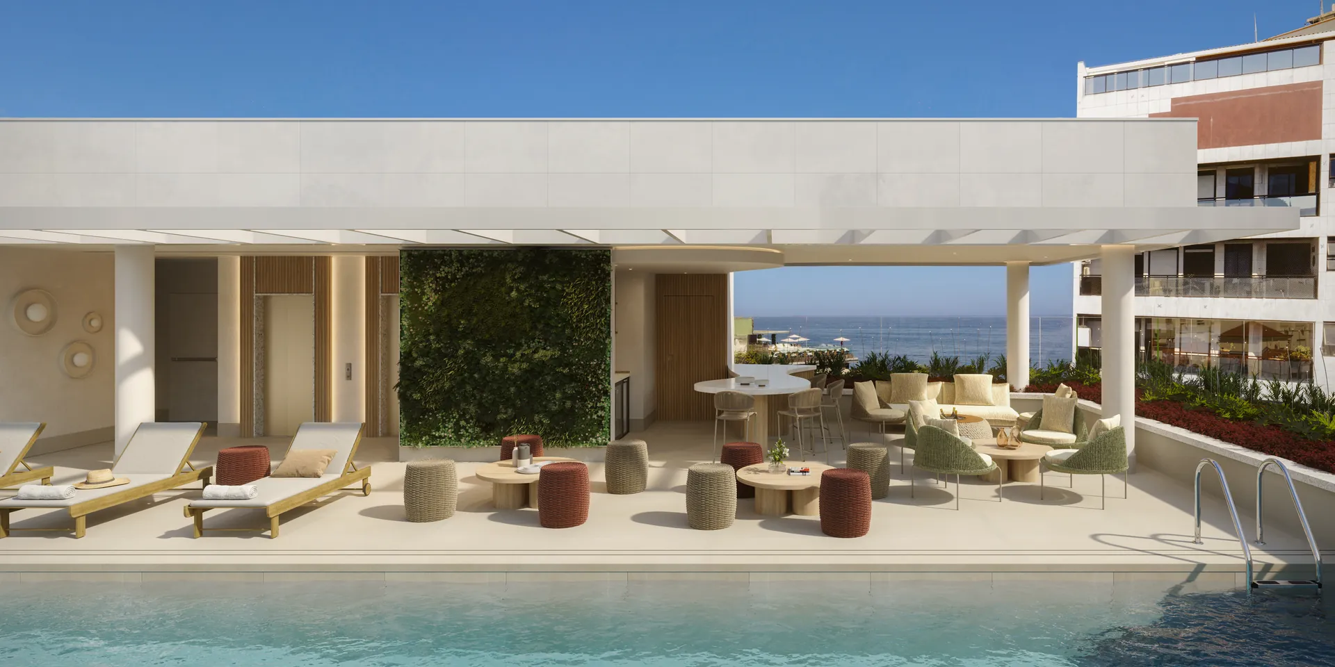 Piscina no rooftop com espreguiçadeiras e o mar ao fundo