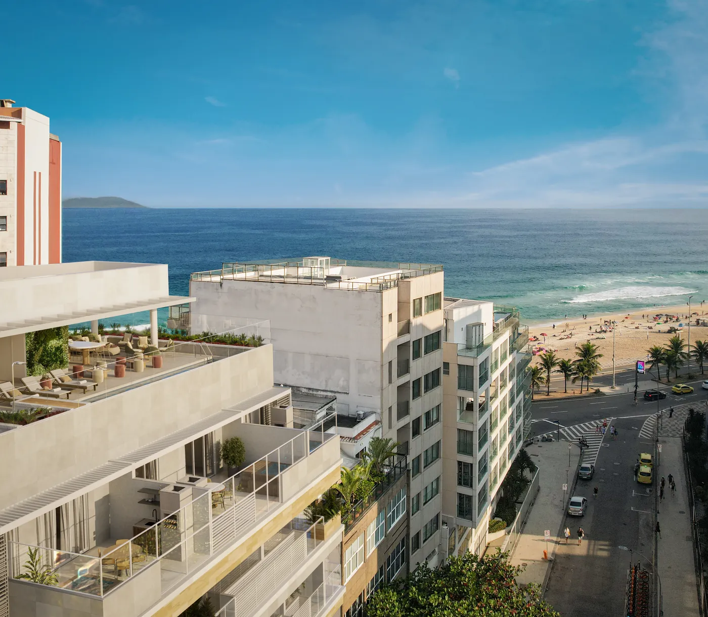 O rooftop visto do alto, com o mar e a praia ao lado