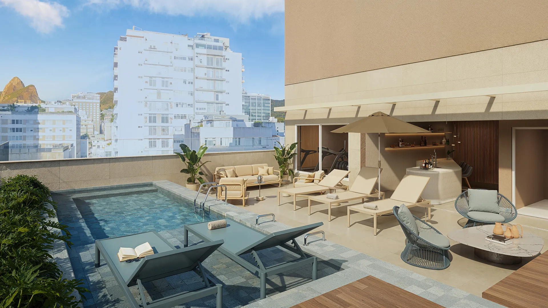 Piscina no rooftop com espreguiçadeiras e o mar ao fundo