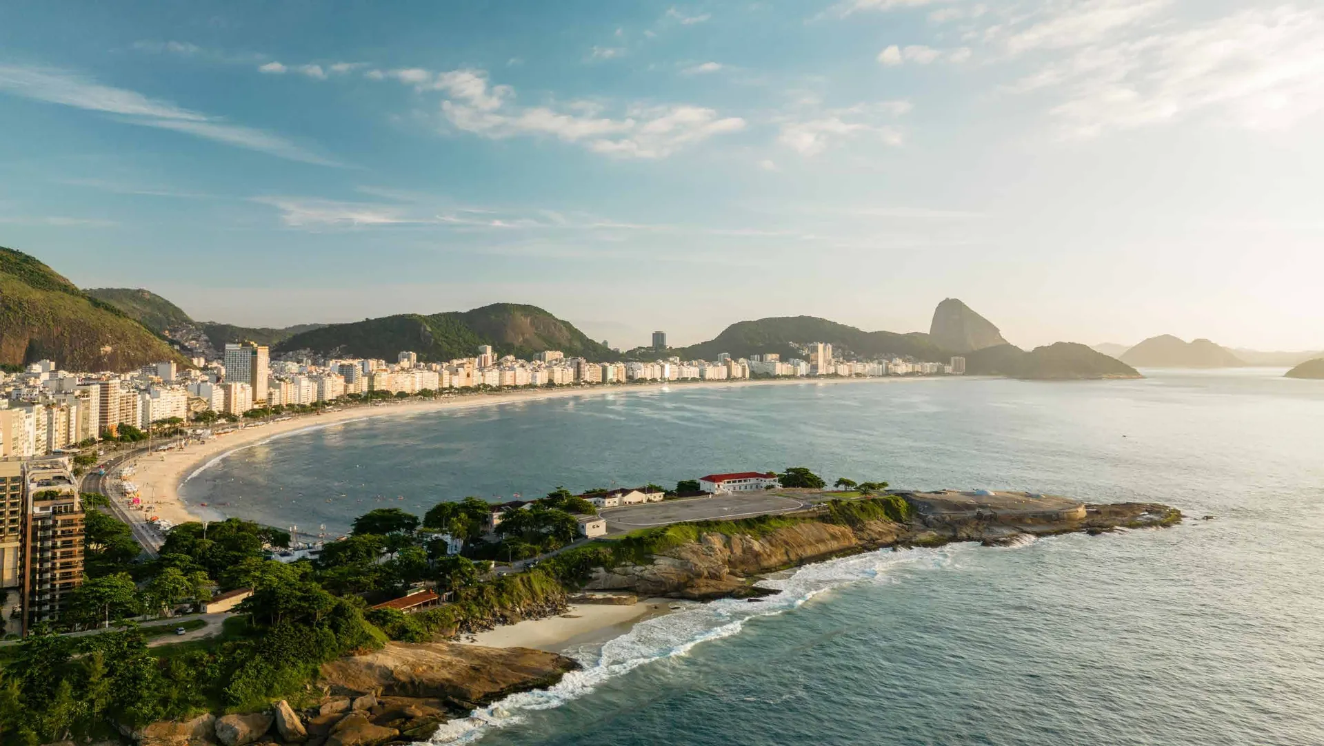 A praia de Copacabana vista do alto, com o Pão de Açúcar ao fundo
