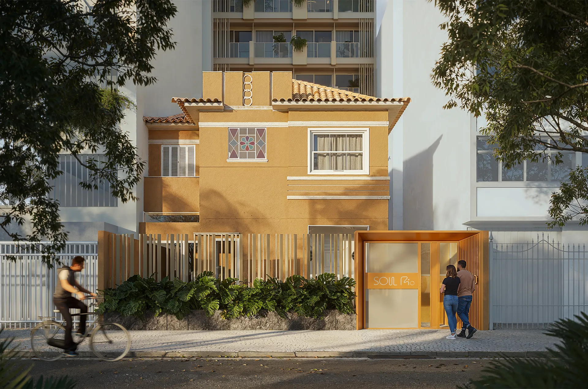 Fachada da casa Art Déco preservada, pintada de amarelo, com jardim na frente