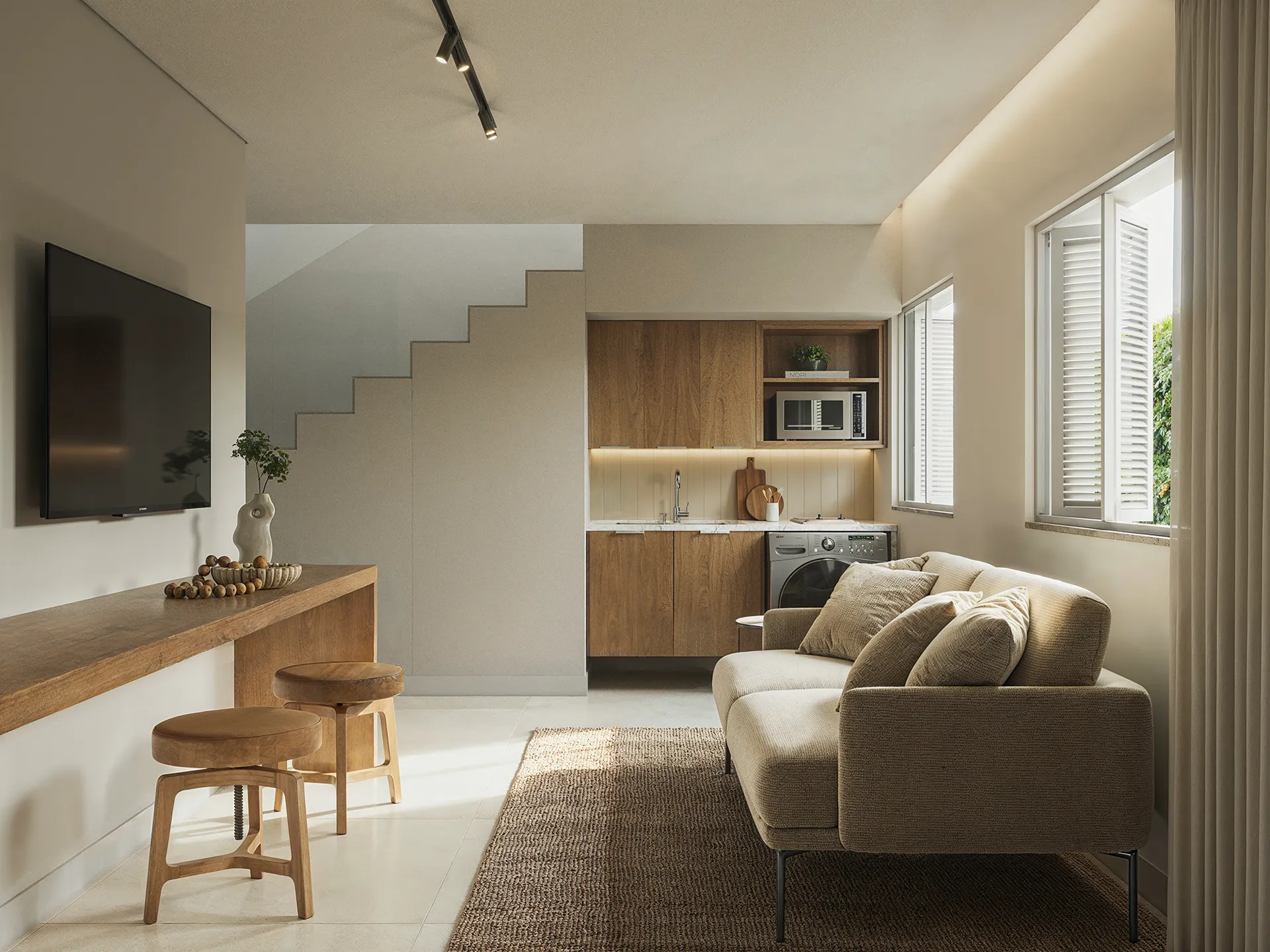Sala do duplex na casa preservada, com escada para a mansarda