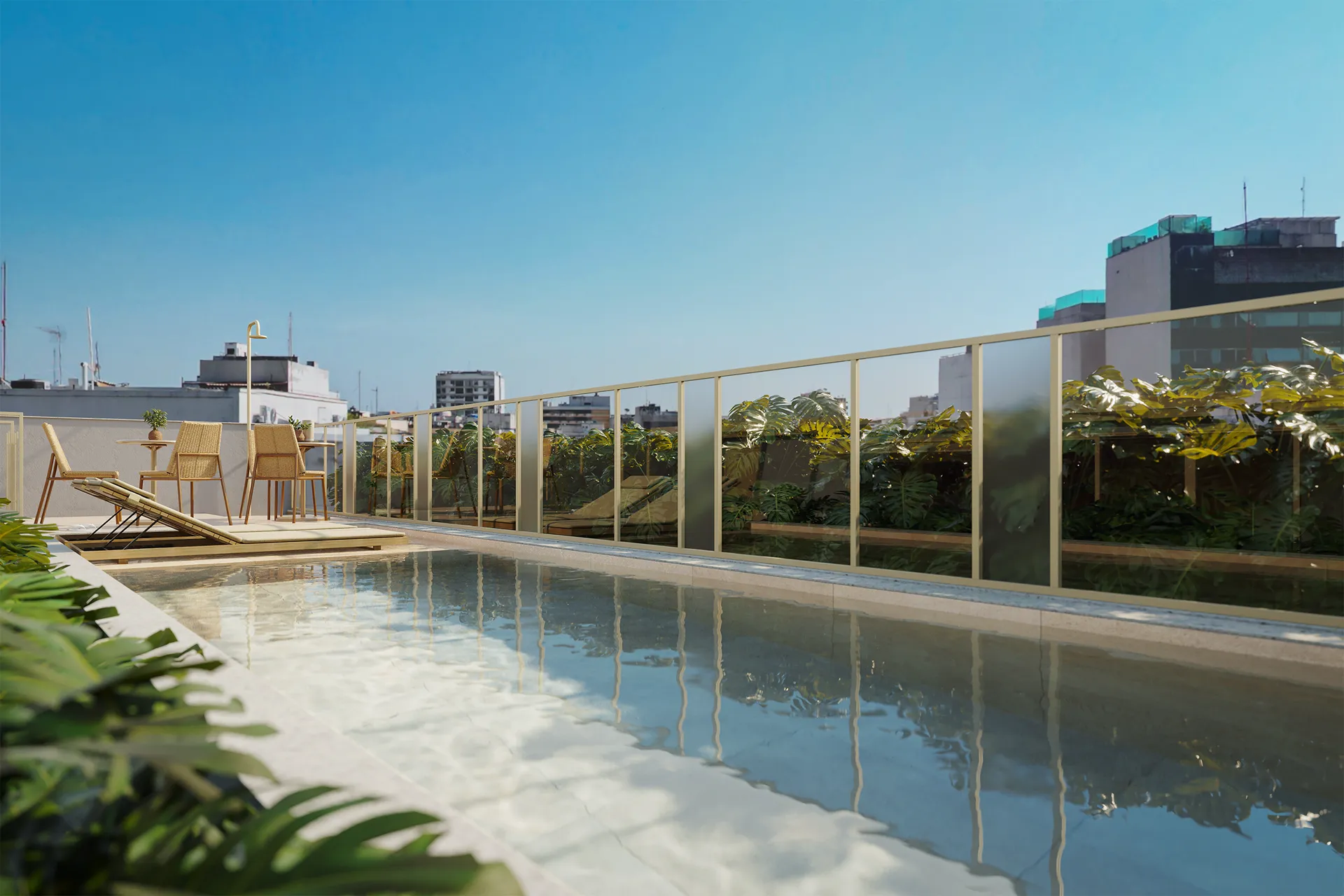 Piscina no rooftop com deck, jardineiras e o céu de Ipanema
