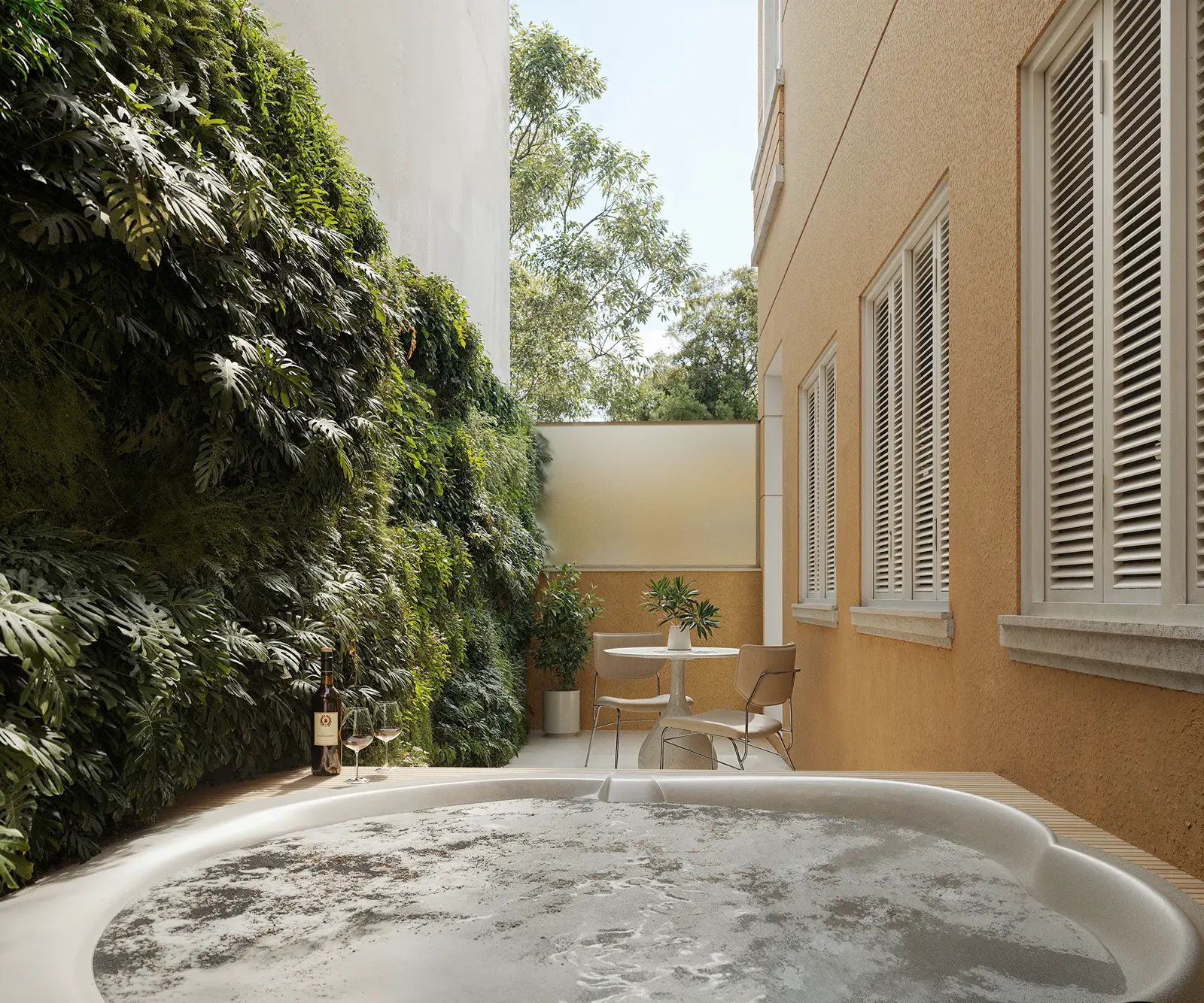 Terraço de um garden com hidromassagem, deck de madeira e parede verde