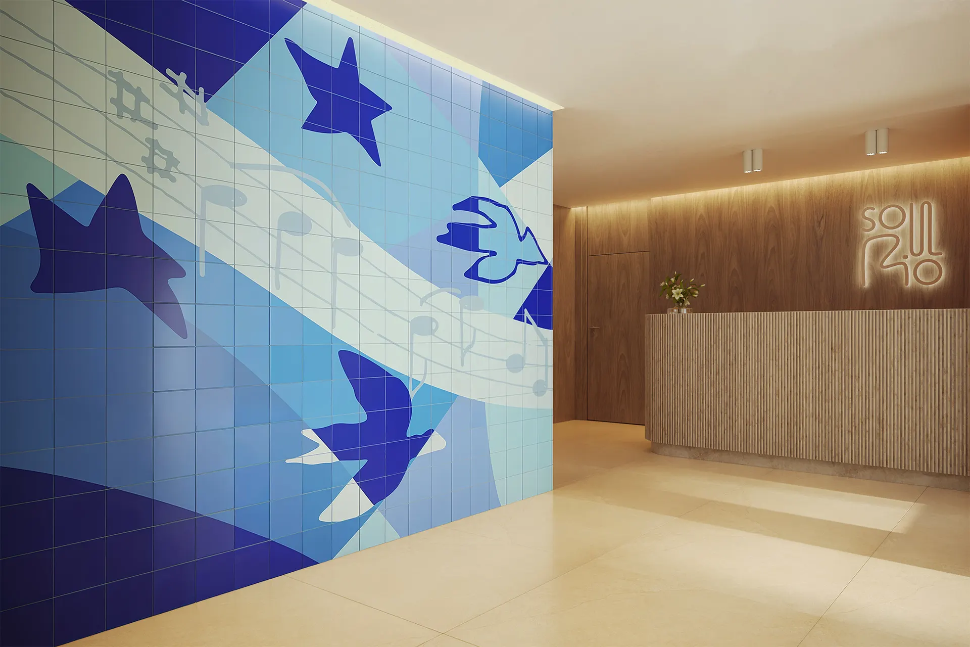 Recepção com painel de azulejos azuis e balcão de madeira