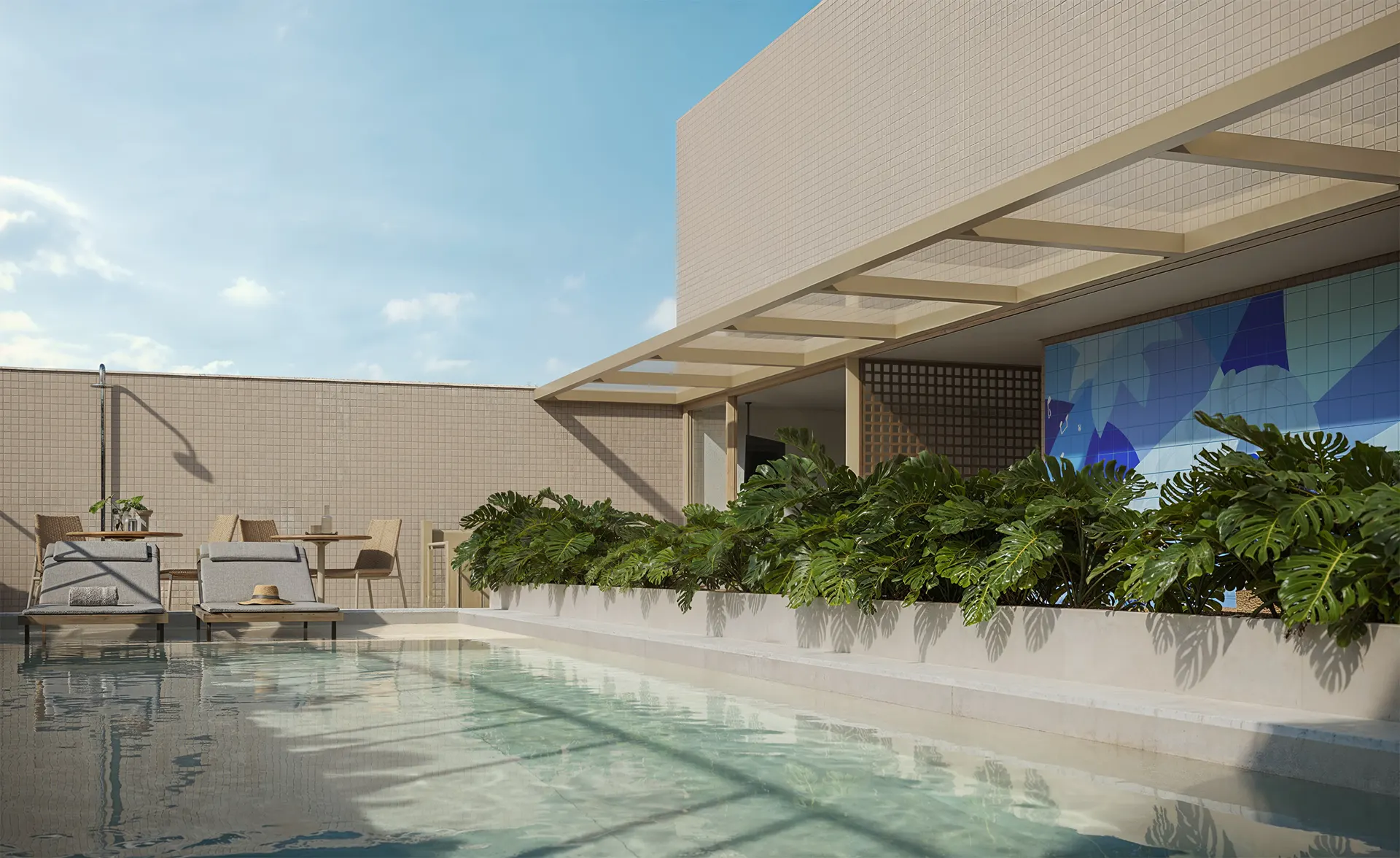 Piscina no rooftop com deck, jardineiras e o painel de azulejos azuis ao fundo