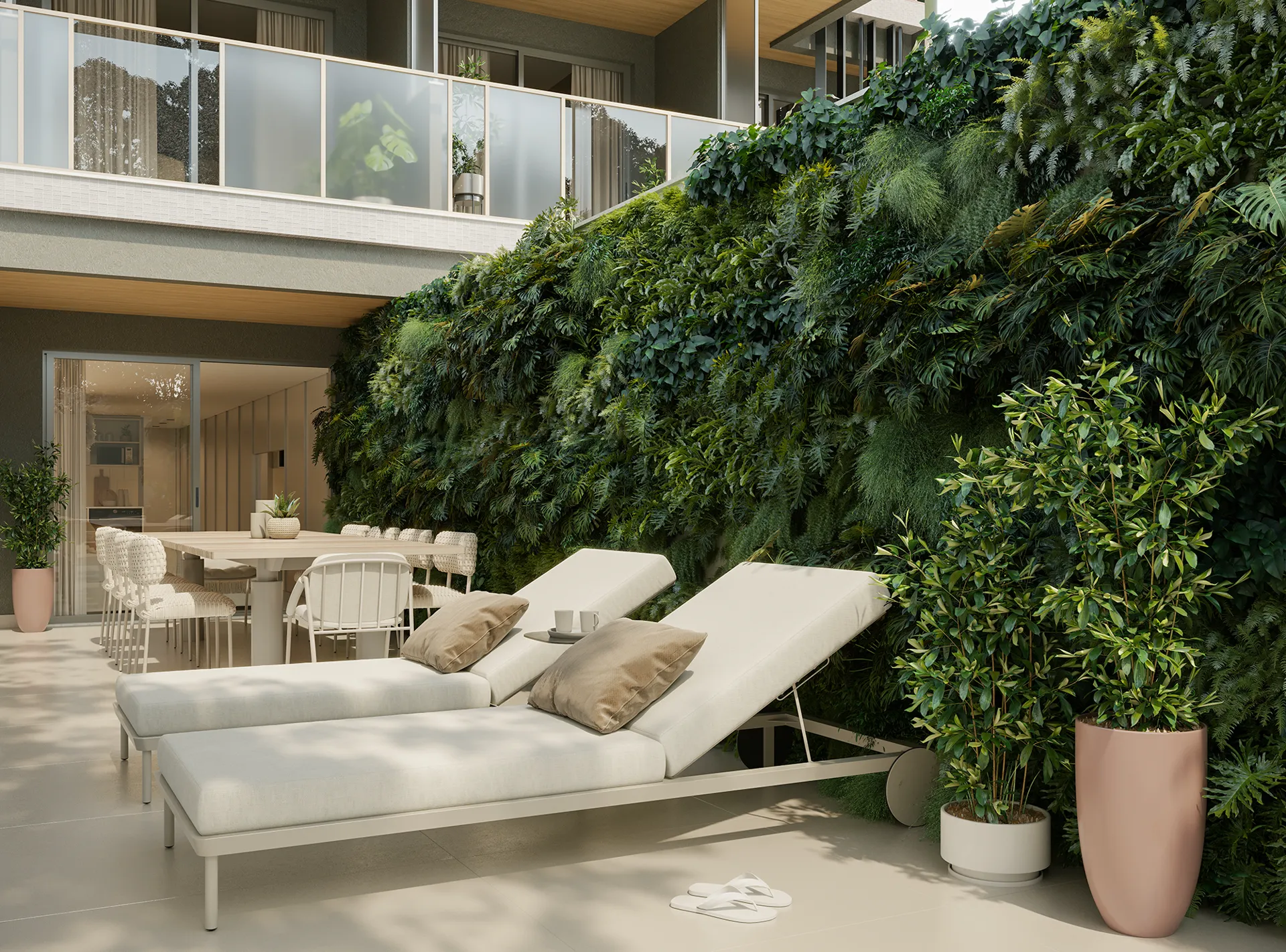 Terraço de um Up Garden, com deck, hidromassagem e parede verde