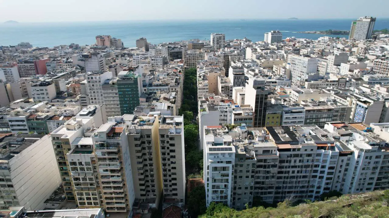 Vista aérea de Copacabana a partir do terreno, com os prédios e o mar ao fundo