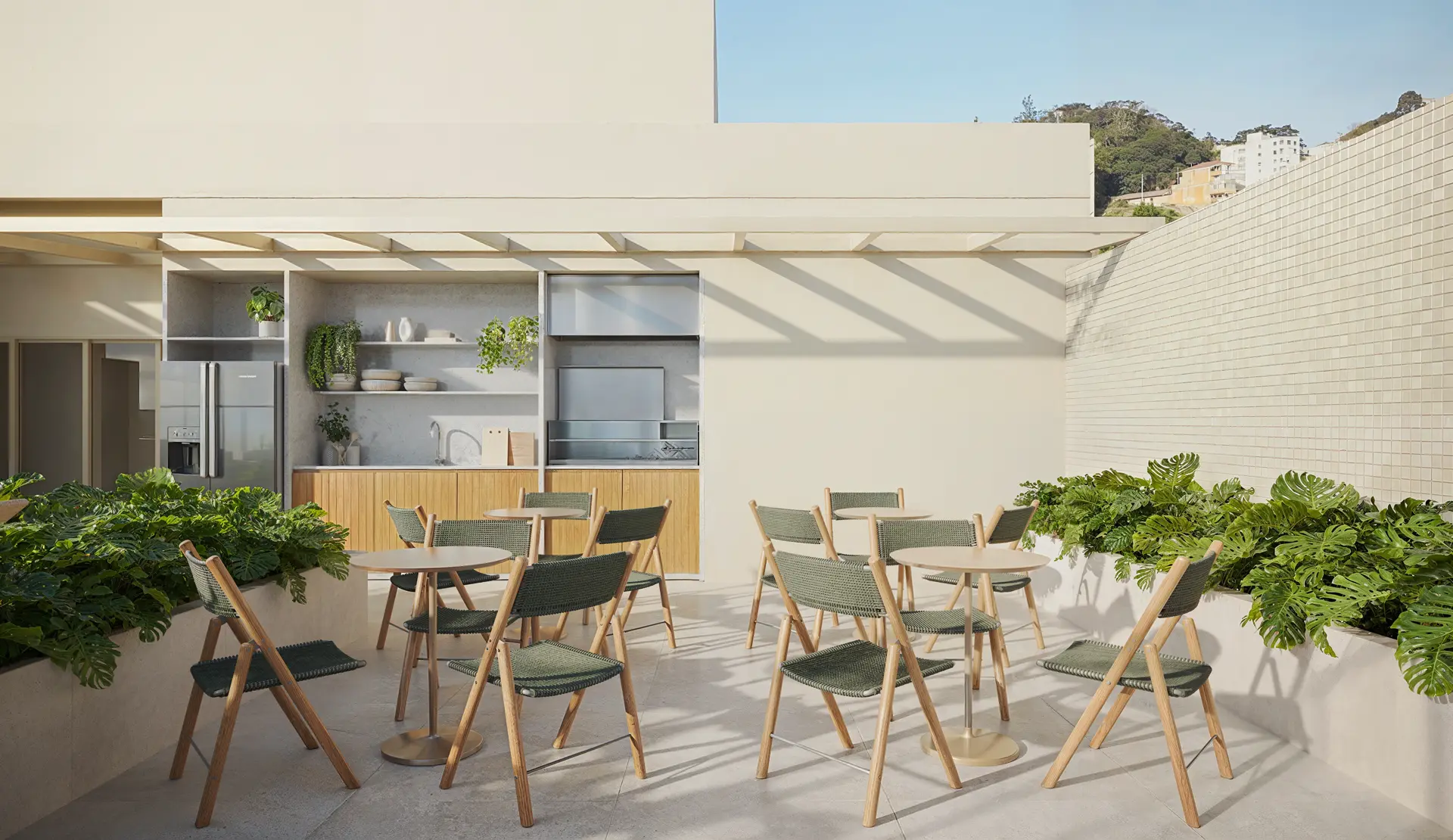 Lounge gourmet com mesa, churrasqueira e cozinha