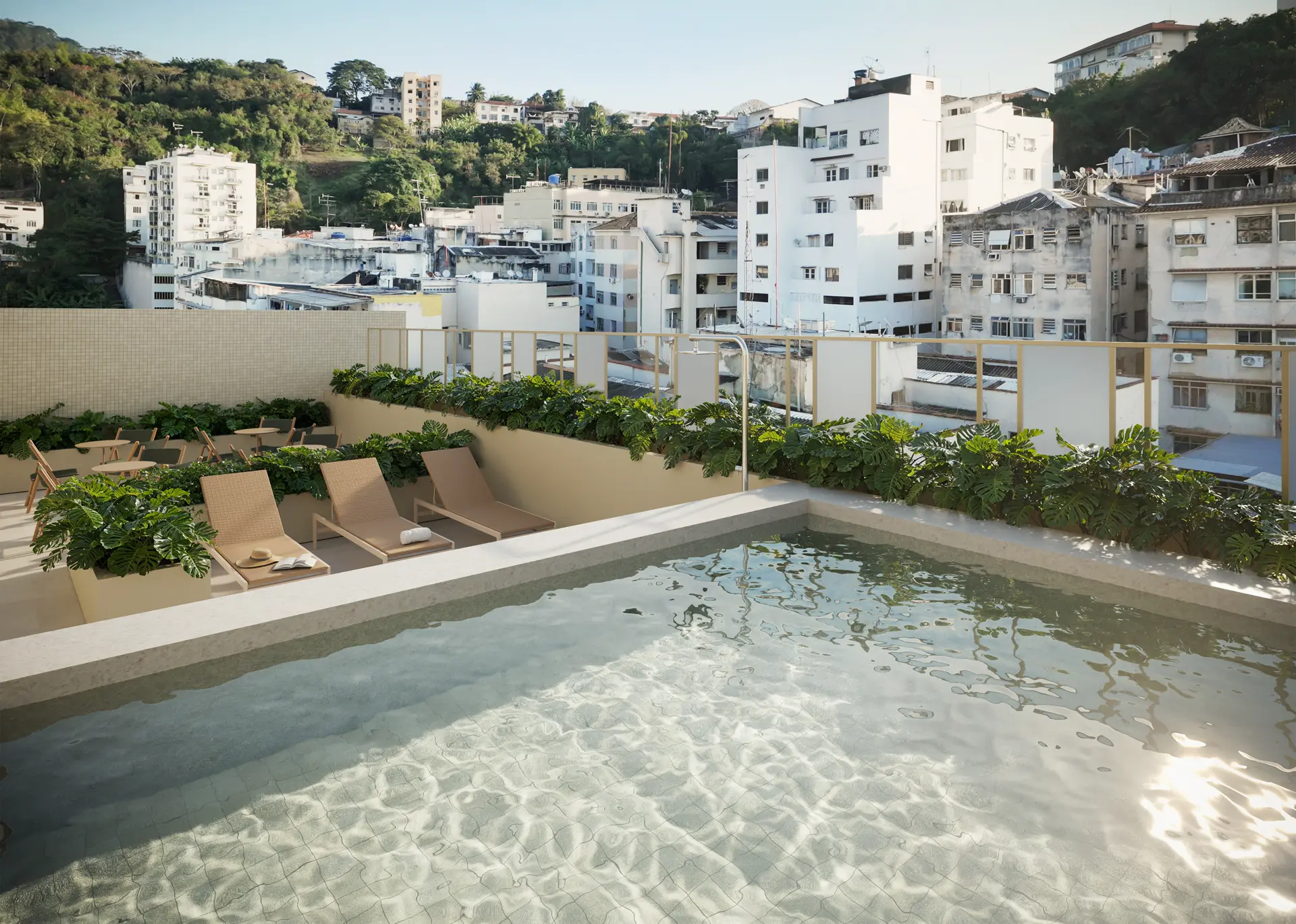 Piscina no rooftop com solarium e vista da cidade