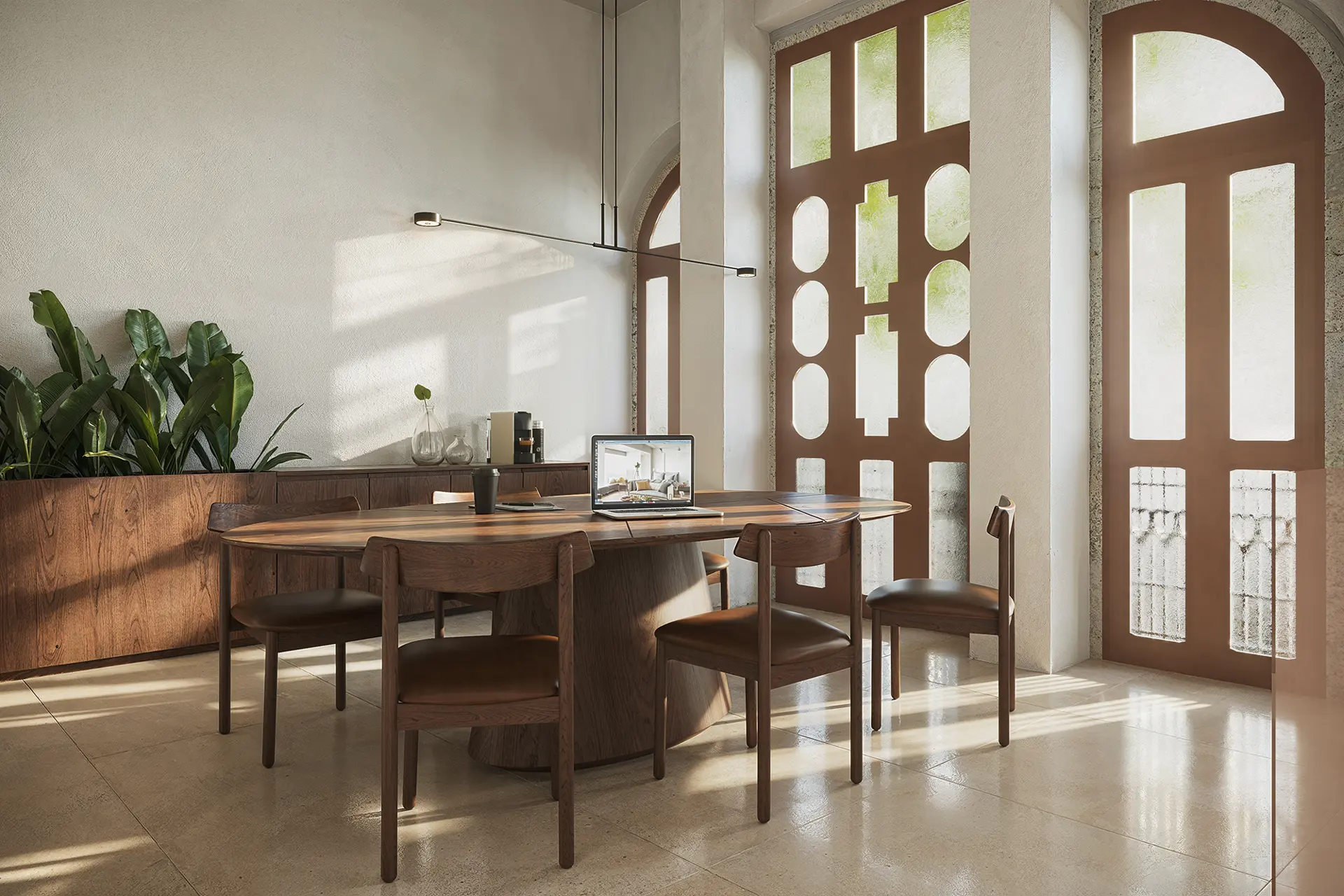 Coworking com mesas de trabalho no mezanino da casa histórica