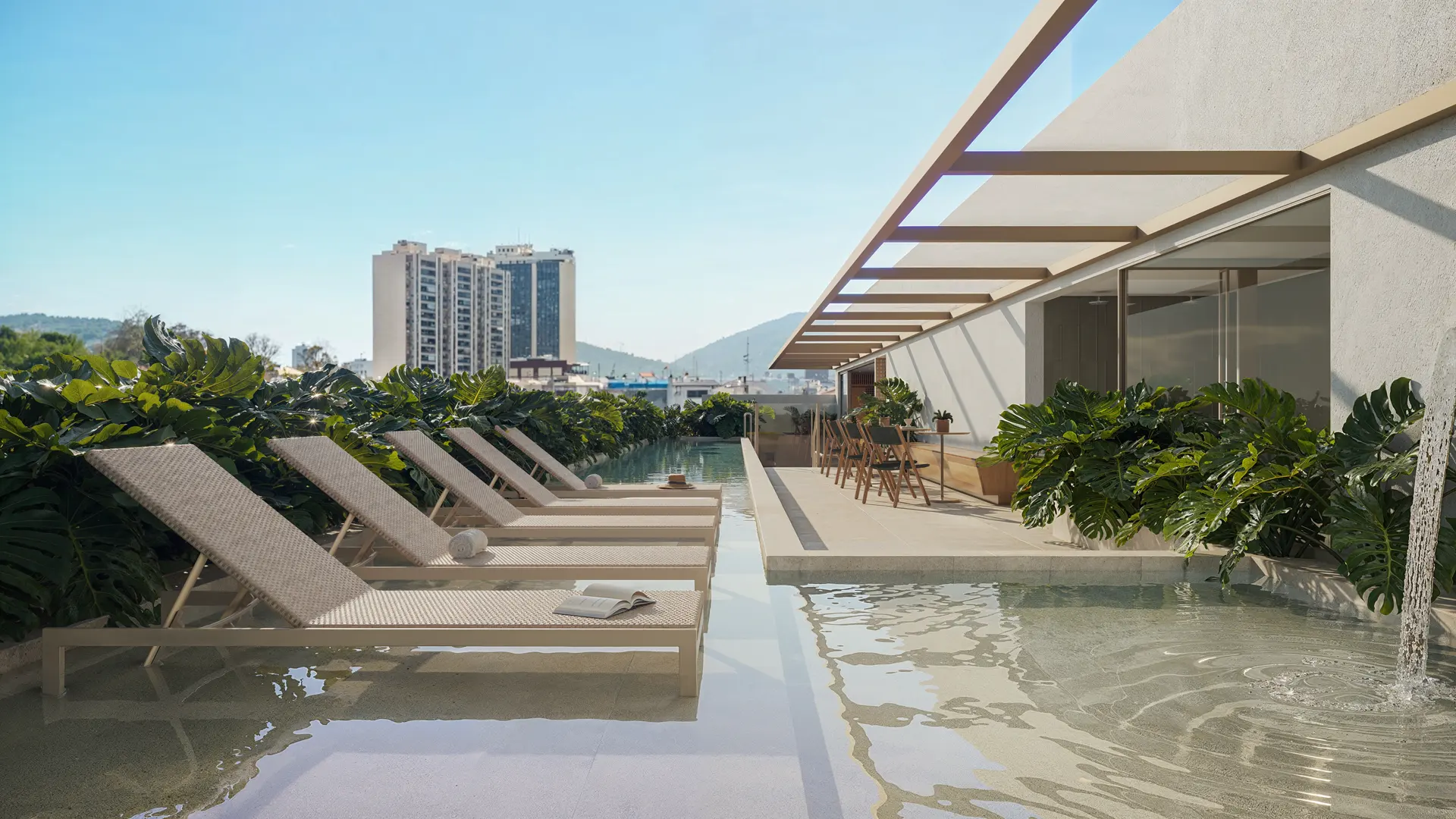 Piscina no rooftop com espreguiçadeiras e prédios do Flamengo ao fundo